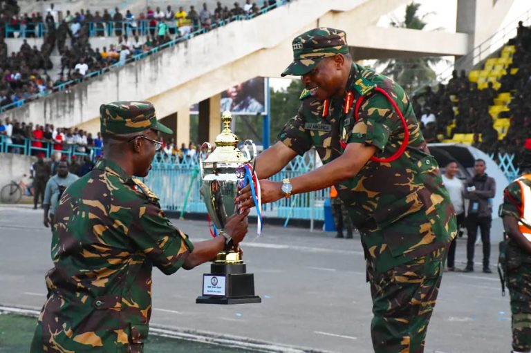 Mkuu wa Majeshi ya Ulinzi akabidhi Tuzo kwa SUMAJKT