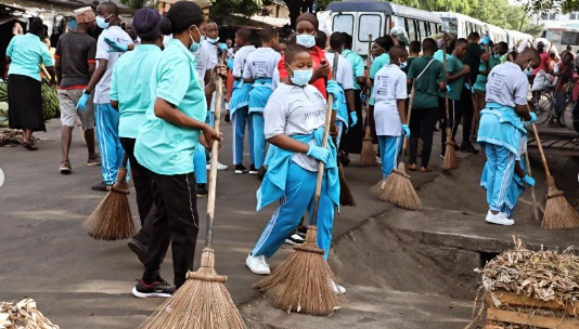 Mkurugenzi Temeke afanya usafi na wahitimu wa Jitegemee JKT