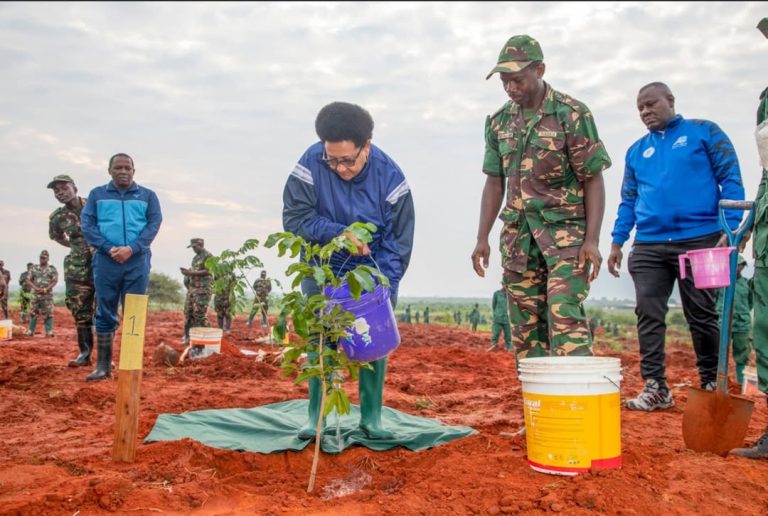 DKT. STERGOMENA TAX AONGOZA ZOEZI LA UPANDAJI MITI ENEO LA MAKAO MAKUU YA ULINZI WA TAIFA KIKOMBO DODOMA