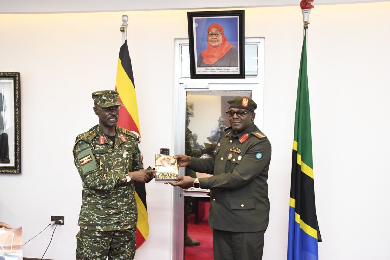 Maafisa UPDF watembelea SUMAJKT Makao Makuu