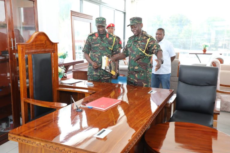 Brigedia Shija Luppi atembelea SUMAJKT Furniture Showroom